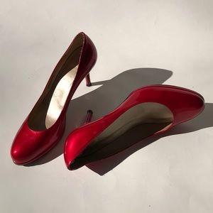 Stuart Weitzman ruby red, patent leather pumps👠